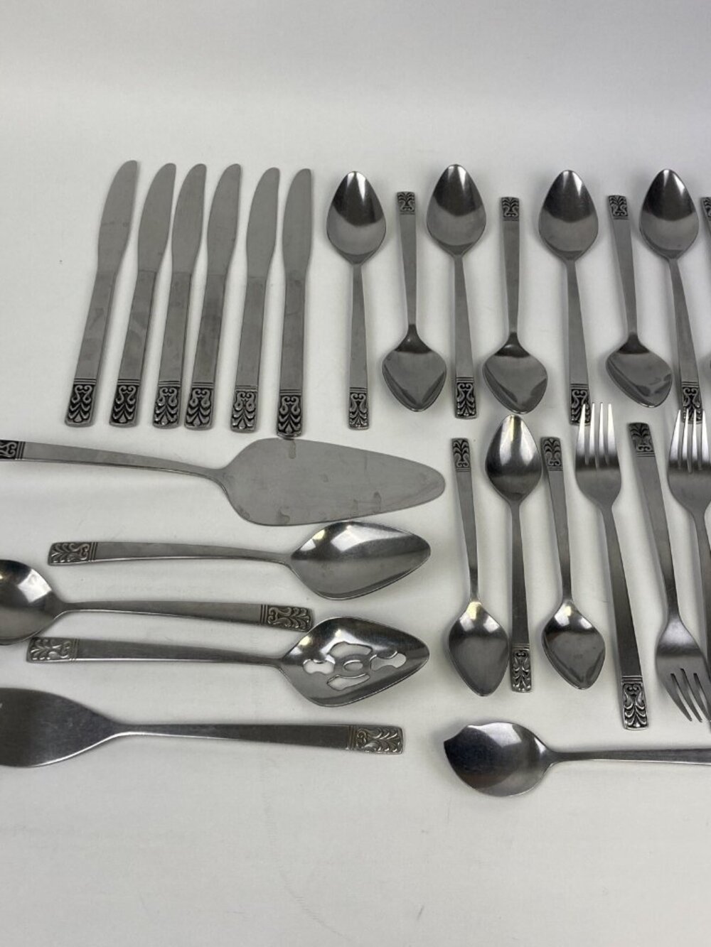 26Pc Lot Carlyle Stainless Steel Flatware Cameo Pie Server Fork Jelly Spoon VTG